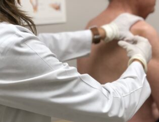 at the doctor s man getting a steroid injection in shoulder for torn rotator cuff nominated t20 R6OP2a e1683712896273