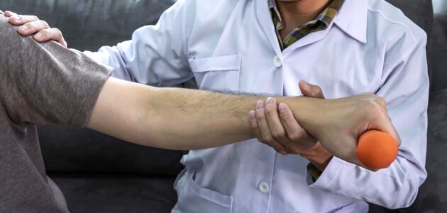 doctor physiotherapist treating rehabilitation arm pain patient doing physical therapy exercises with t20 7m09ok