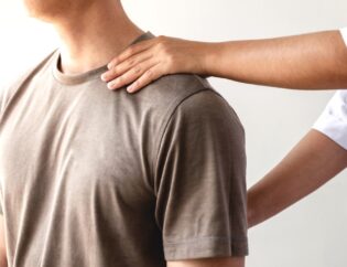 female physiotherapists provide physical assistance to male patients with shoulder injuries massage t20 xXPGy2