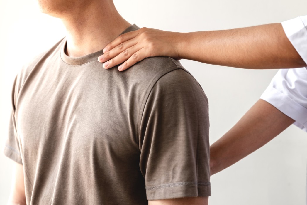 female physiotherapists provide physical assistance to male patients with shoulder injuries massage t20 xXPGy2