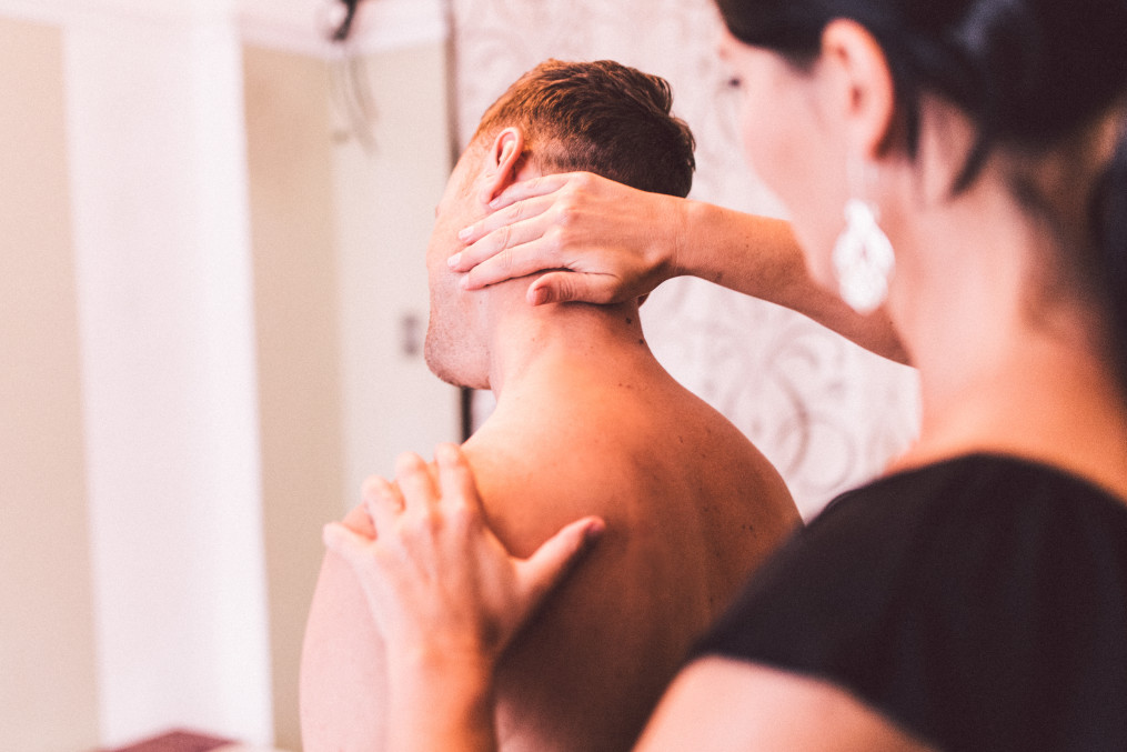 neck physiology health care man treatment massage medical doctor physio physiotherapists t20 lWdkLb