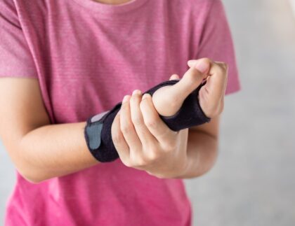 young woman holding her wrist pain because using computer long time de quervains tenosynovitis t20 dxvkYA