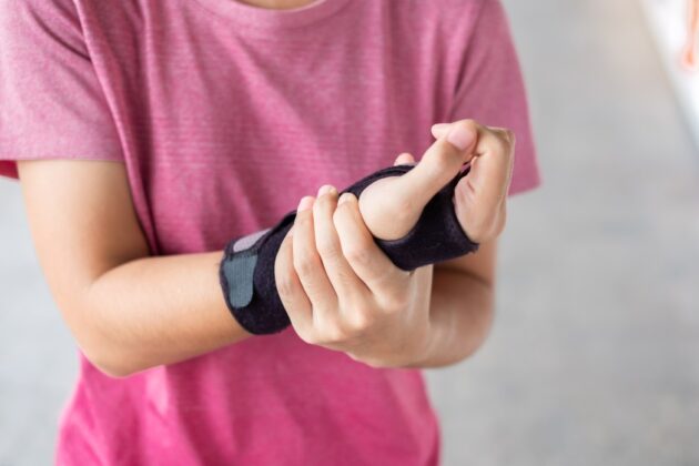 young woman holding her wrist pain because using computer long time de quervains tenosynovitis t20 dxvkYA