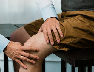 asian physiotherapists are checking patients knee 2022 12 16 03 41 01 utc