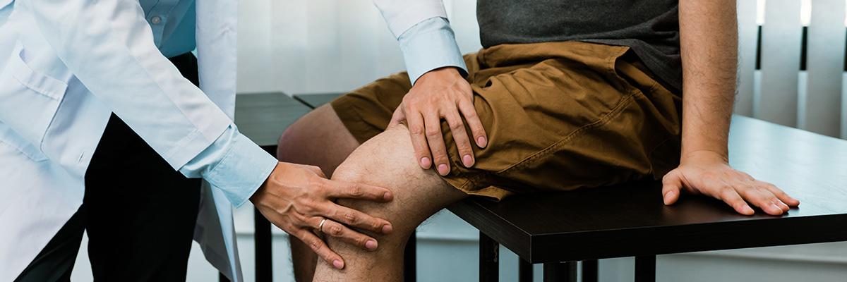 asian physiotherapists are checking patients knee 2022 12 16 03 41 01 utc
